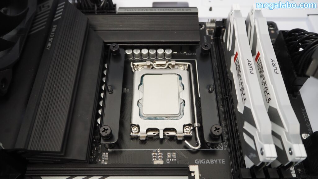 LGA1700用マウンティングプレートをナットで固定