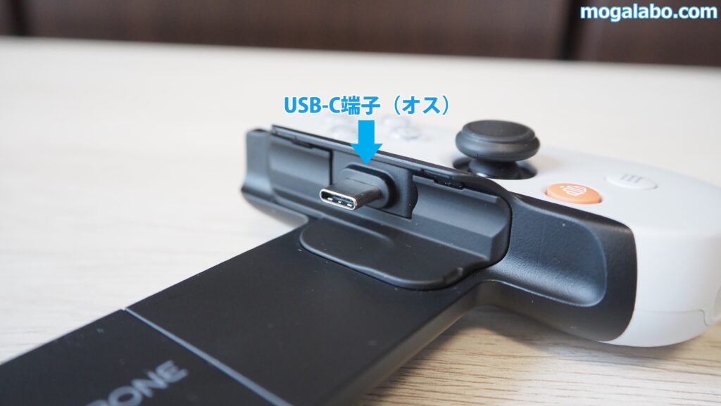 右側には、USB-C端子（オス）も配置