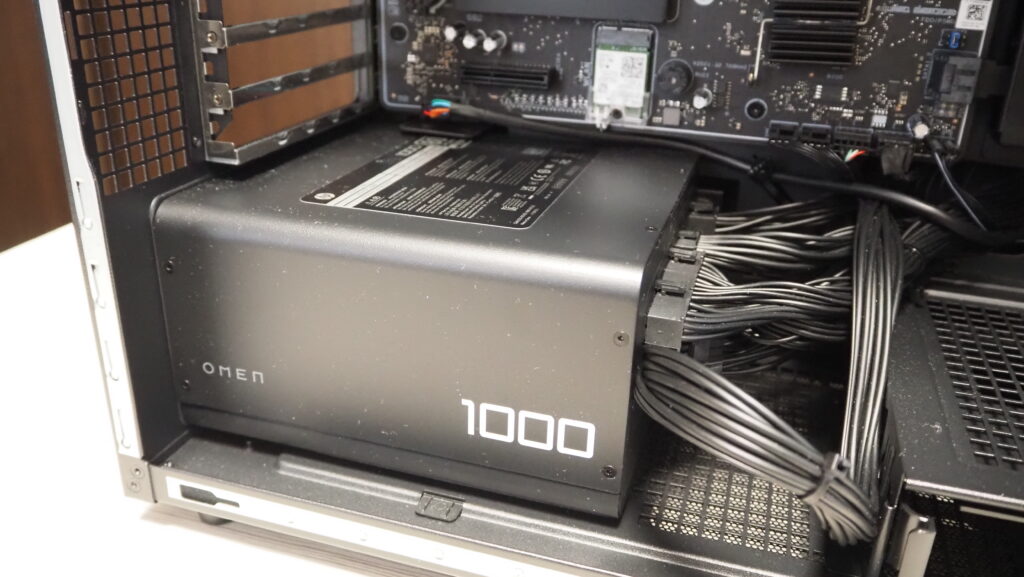 80PLUS GOLDに対応したHP特注の1000W電源が搭載
