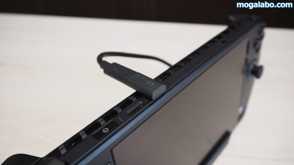 USB Type-C アップストリーム側ケーブルをポータブルゲーミングPCのUSB Type-Cポートに接続