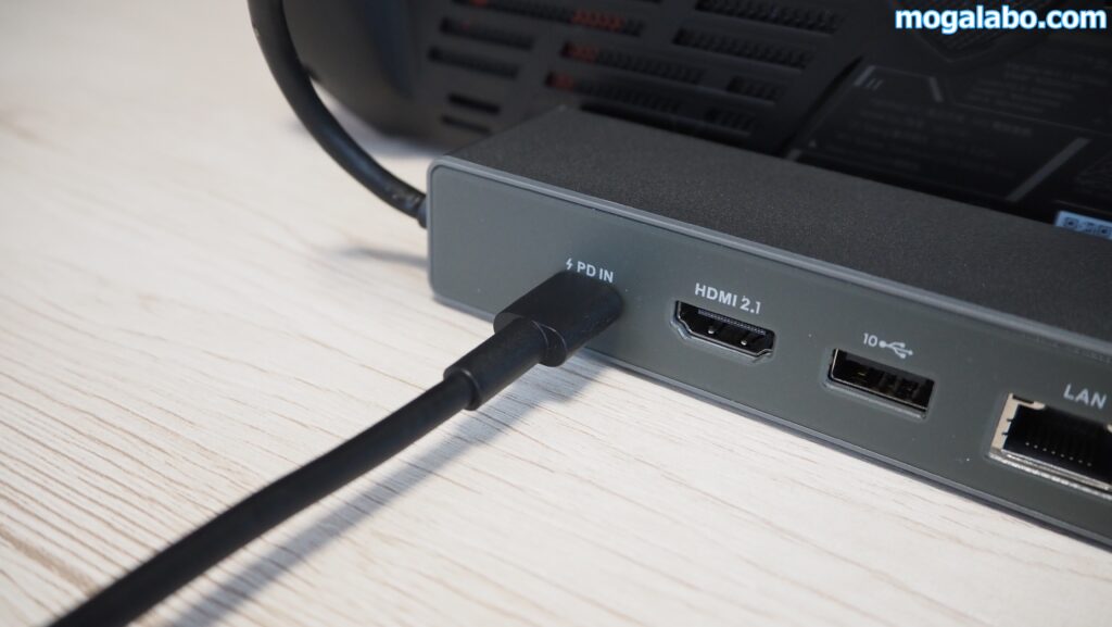 背面のUSB Type-Cポートに電源アダプタから伸びているUSB Type-Cケーブルを接続