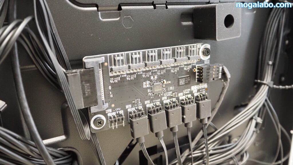 LEDファンを一括制御するハブ