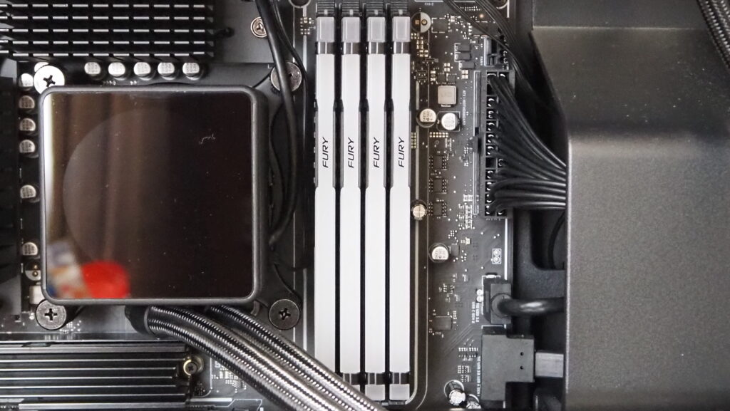 メモリはKingstonのFURYシリーズの16GBモジュールのものが4本構成
