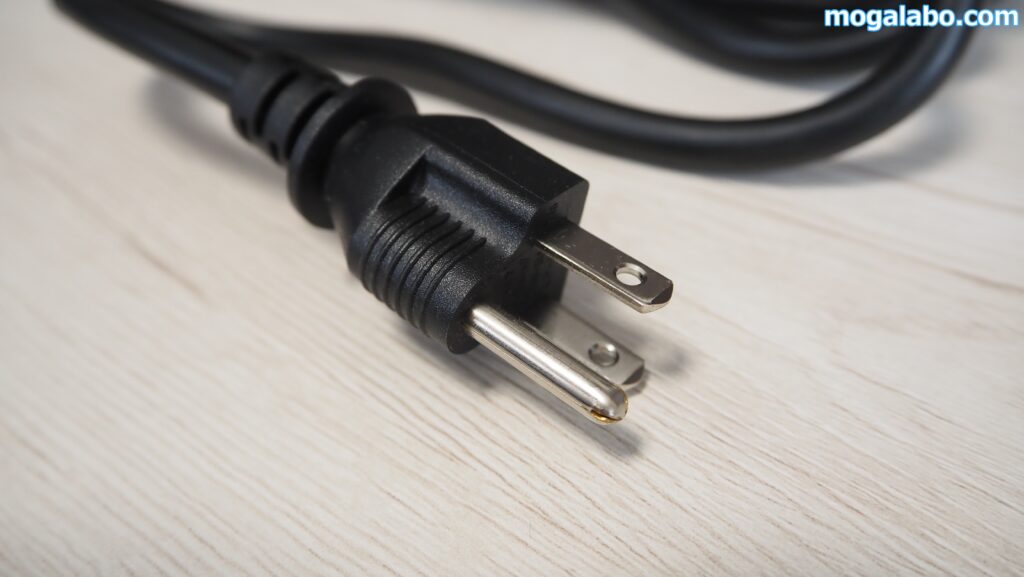 電源は3ピンタイプ