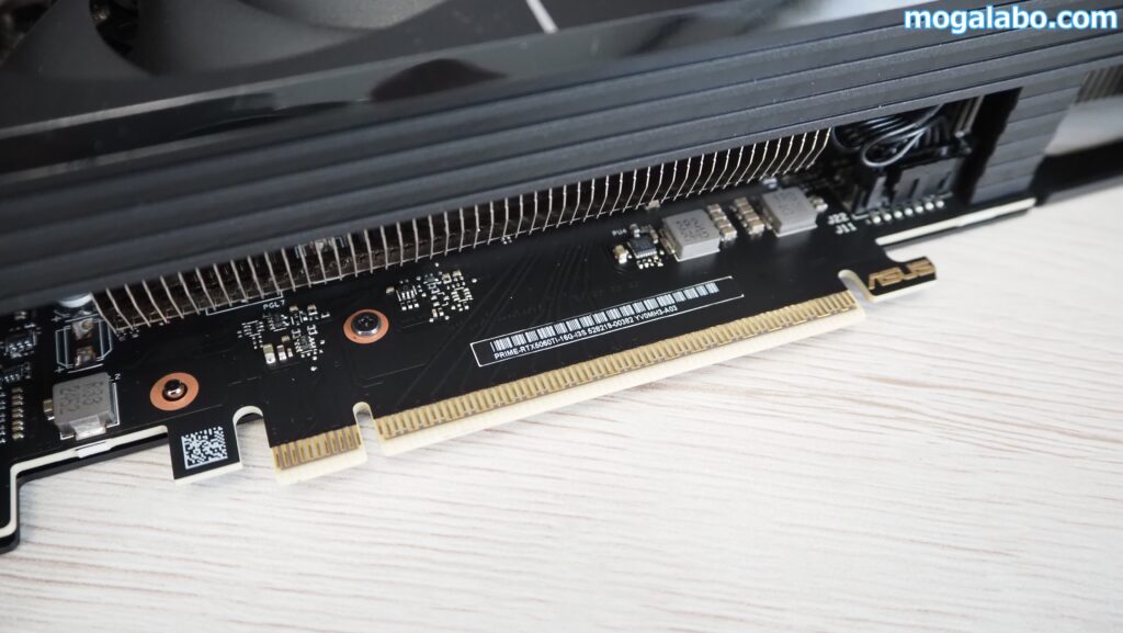 バスインターフェースはPCI Express 5.0(x16)