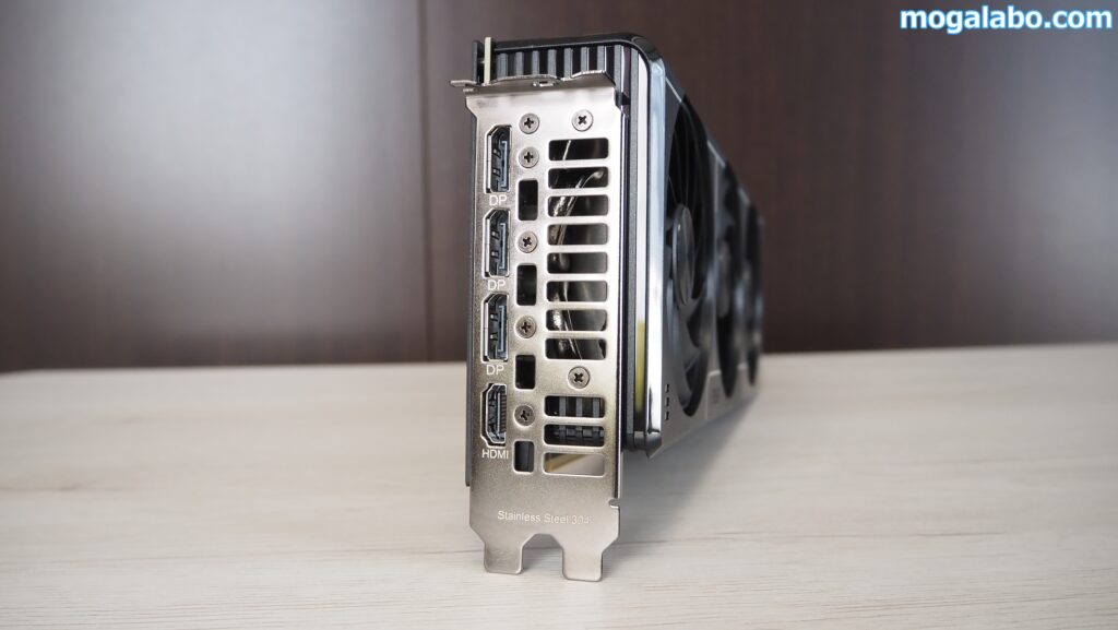 映像出力はDisplayPort 2.1b×3基、HDMI2.1b×1基という構成