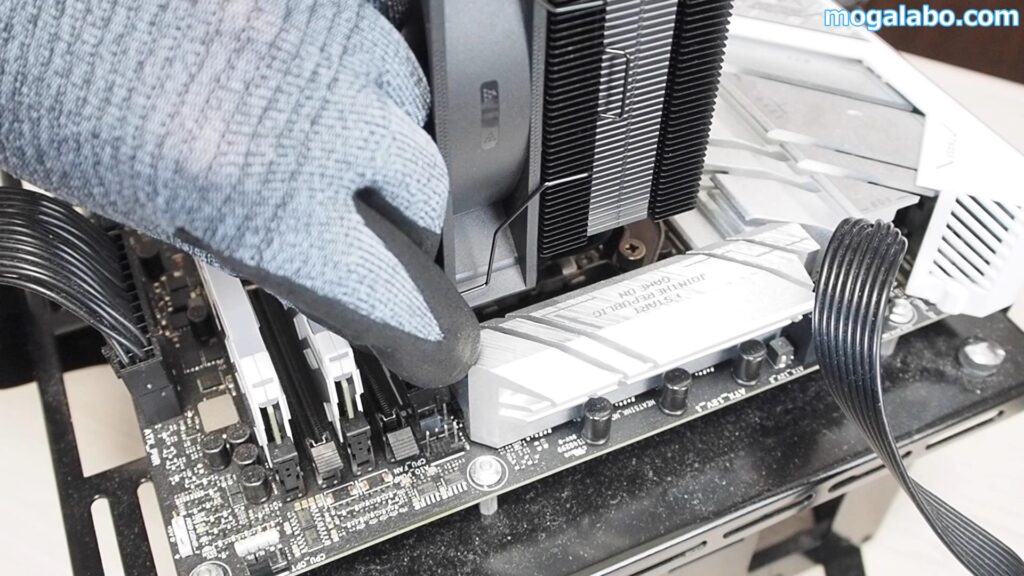 ファンのコネクタをマザーボードに接続