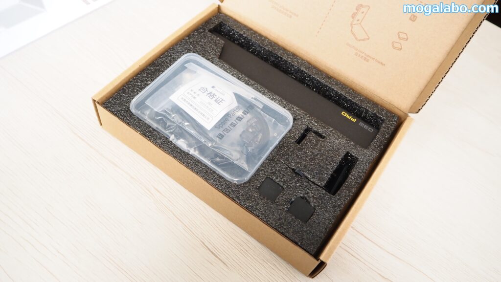 付属品は小型のボックスに収納