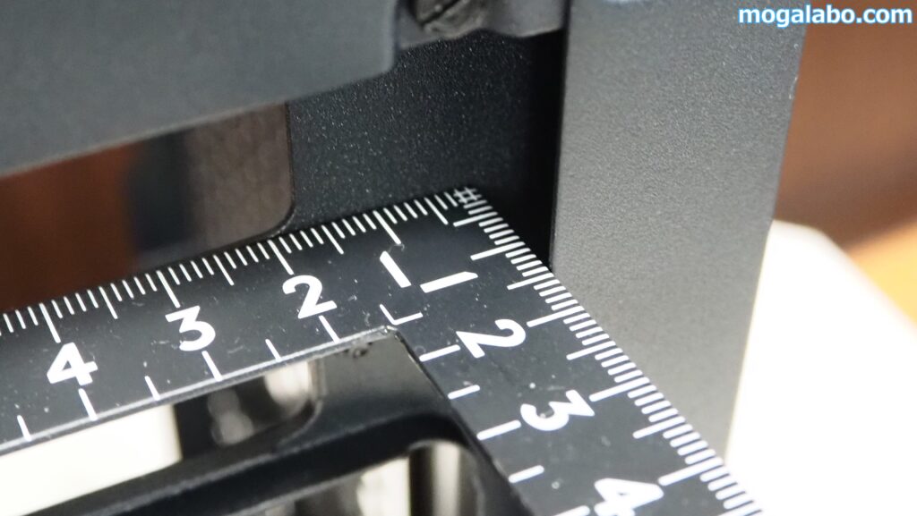 裏配線スペースは約1.9mm