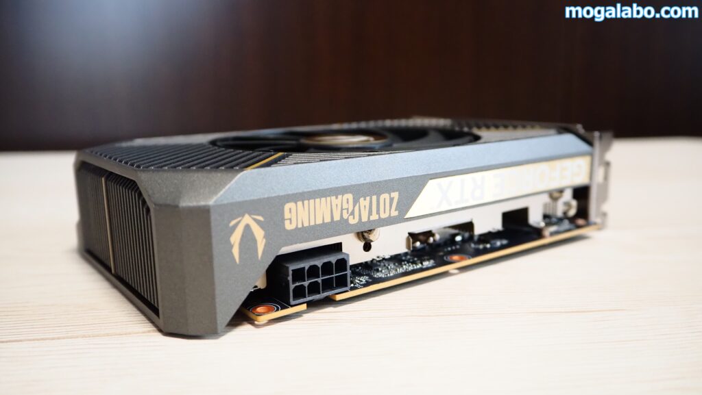 補助電源コネクターは8pin×1