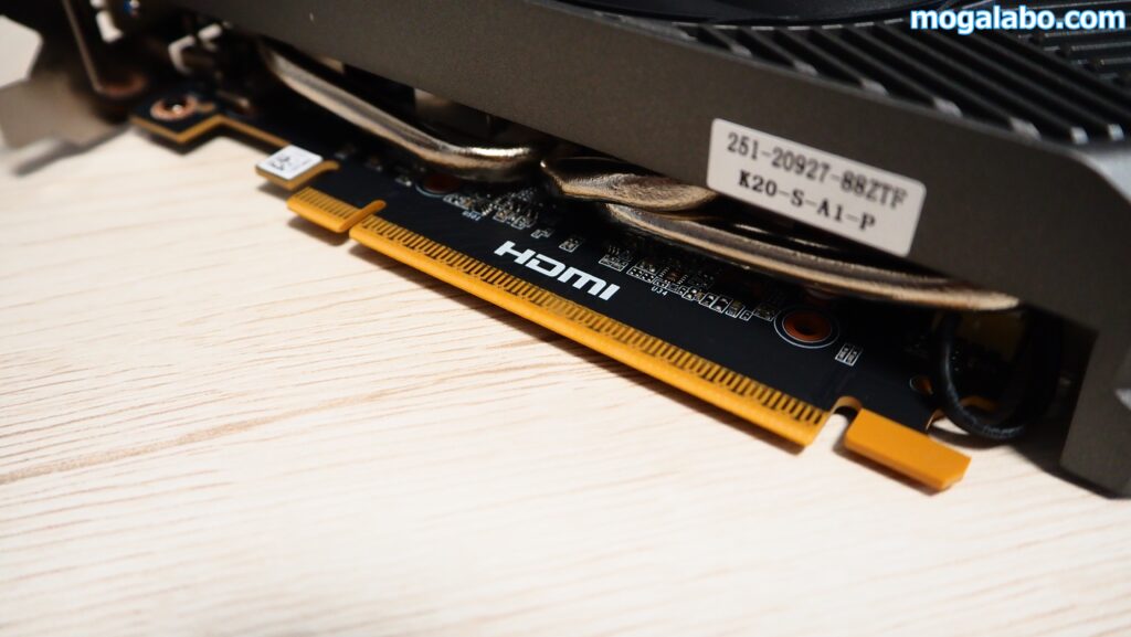 バスインターフェースはPCI Express 5.0(x8)