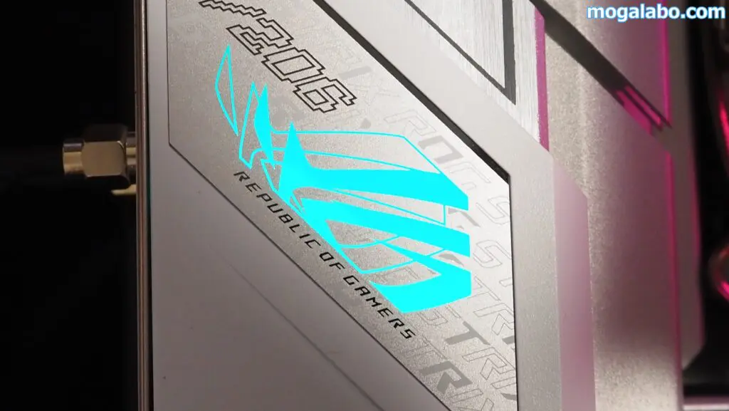 ヒートシンクのROGのロゴは、Auraライティングに対応