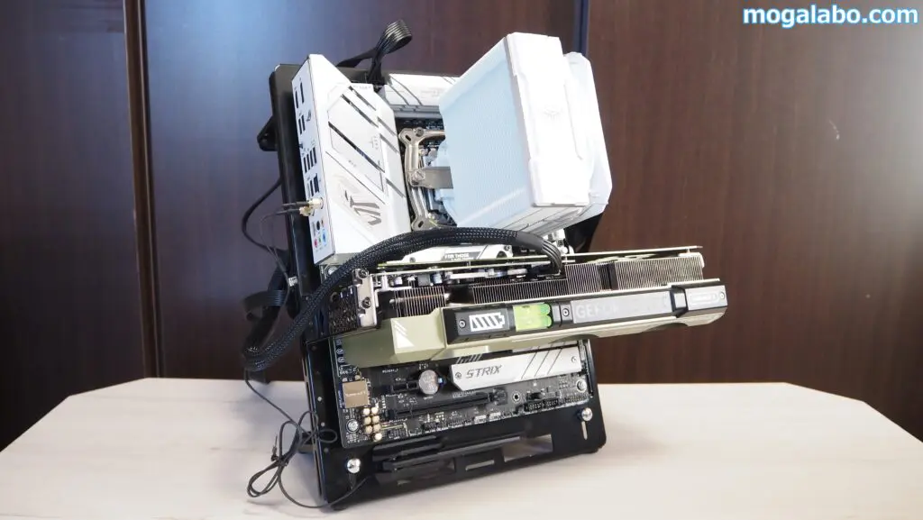 最下段のPCI Express 4.0(x4/x16形状)スロットは塞がれない