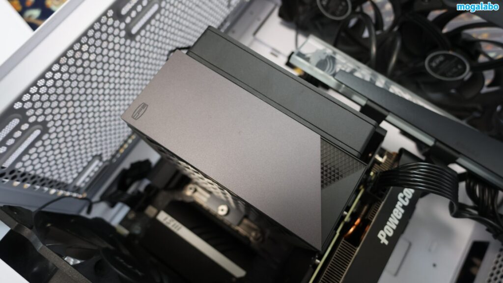 クリップで冷却ファンを固定し、マザーボードのコネクタに接続