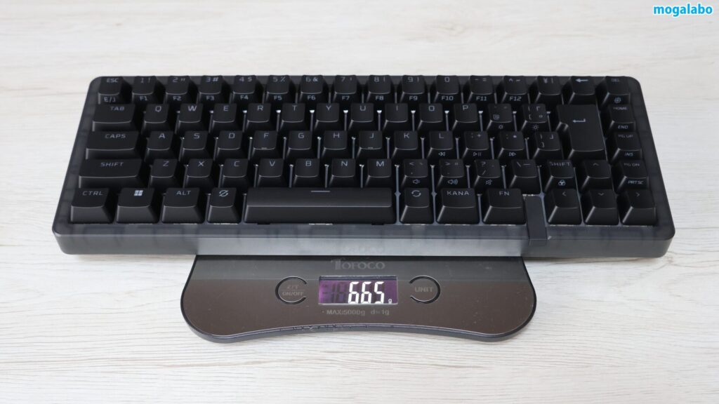 キーボード本体の重量は実測で約665g
