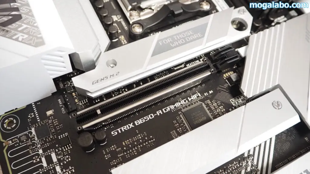 最上段のPCI Express 4.0(x16)スロット