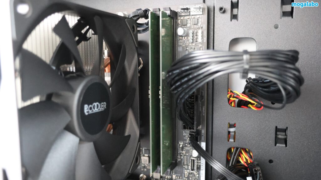 メモリは16GB (8GBx2、DDR5-4800)を搭載