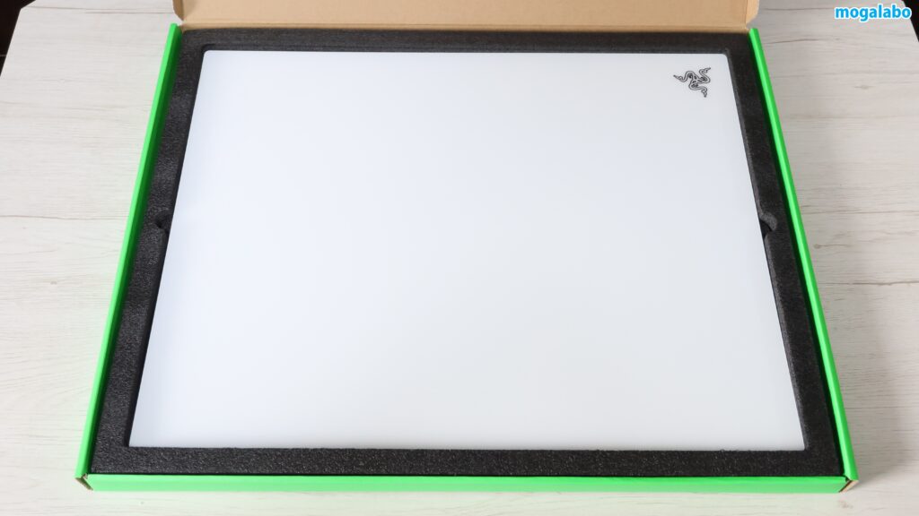 Razer Atlas Proのパッケージを開封