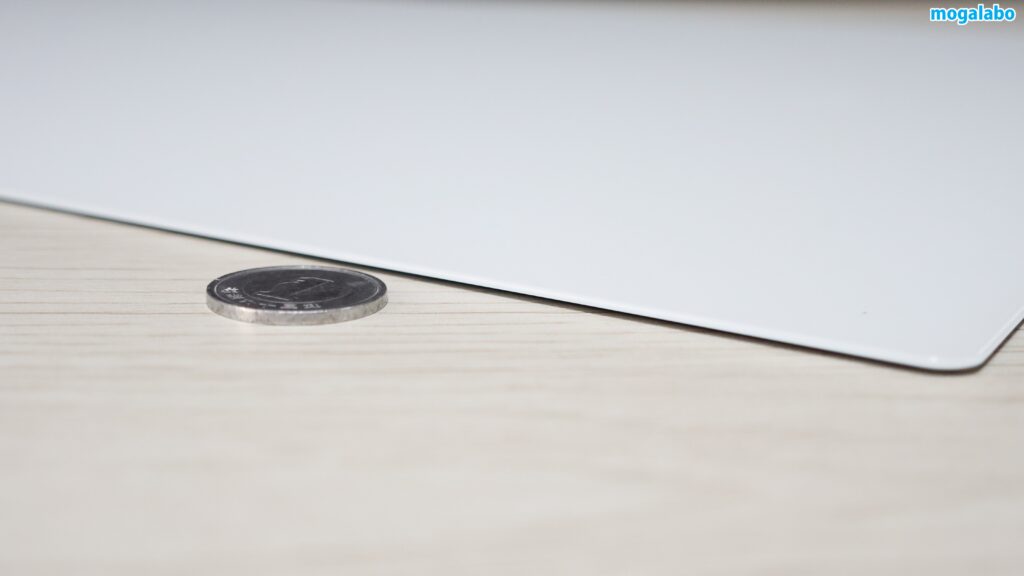 厚さは1円玉より薄い、約1.9mm (ガラス 1.1 mm + ベース 0.8 mm) の超薄型